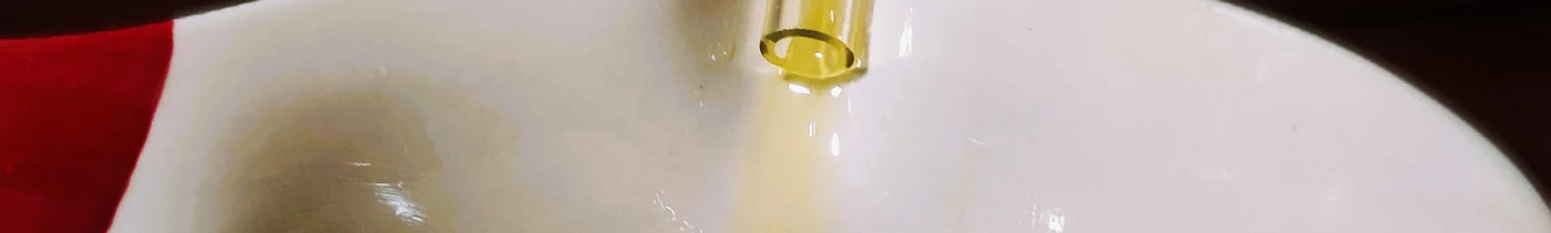 9c823a15-367a-46a8-851f-36a14f9bfcd6-масло течет из под пресса.jpg